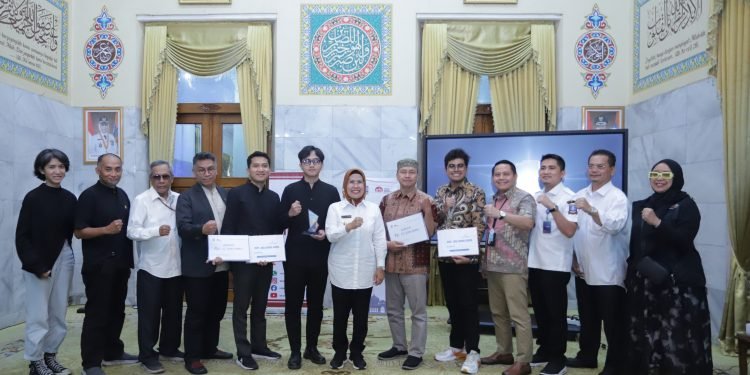Bupati Serang Beri Hadiah Juara Sayembara Desain Masjid Puspemkab