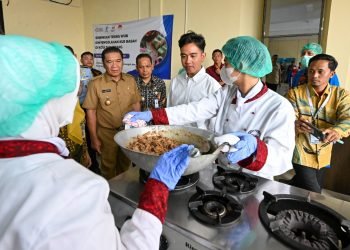 Wapres Tinjau Makan Bergizi Gratis di SMKN 3 Tangerang