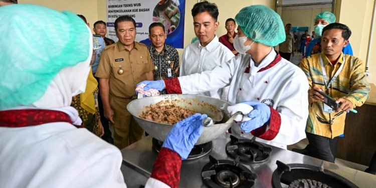 Wapres Tinjau Makan Bergizi Gratis di SMKN 3 Tangerang