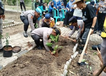 Kapolres Serang Bersama Kelompok Wanita Tani, Gelar Penanaman Bibit Tanaman Holtikultura