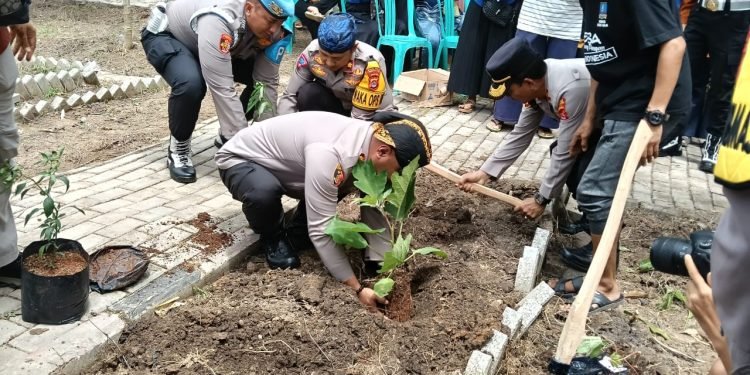 Kapolres Serang Bersama Kelompok Wanita Tani, Gelar Penanaman Bibit Tanaman Holtikultura