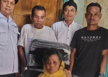 SMSI Kabupaten Serang Distribusikan Kursi Roda Untuk Ibu Mastu