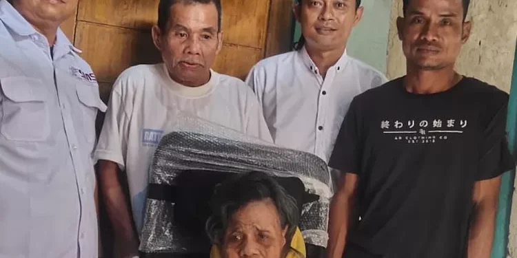 SMSI Kabupaten Serang Distribusikan Kursi Roda Untuk Ibu Mastu
