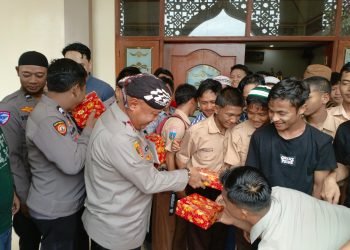 Jumat Berkah, Polres Serang Bagikan Nasi Kotak