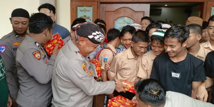 Jumat Berkah, Polres Serang Bagikan Nasi Kotak