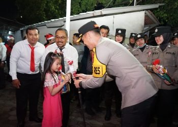 Wujudkan Keharmonisan Kapolres Cilegon Berikan Bunga dan bingkisan Kepada Umat Nasrani