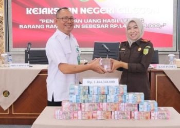 Kejari Cilegon Serahkan Uang Hasil Lelang Rp.1.4 M