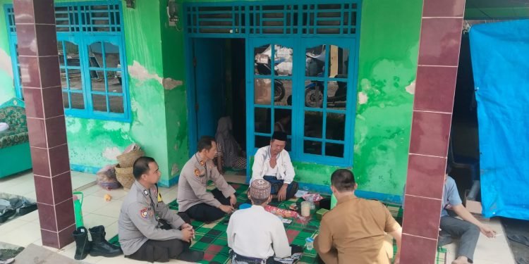 Peduli Kedukaan Masyarakat, Kapolsek Cikande Takziah ke Rumah Duka Korban Kecelakaan Lalu Lintas