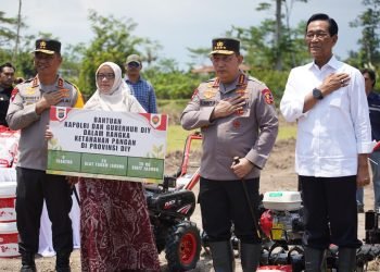 Kapolri dan Gubernur Yogyakarta Sri Sultan Hamengku Buwono X Menanam Jagung Bersama