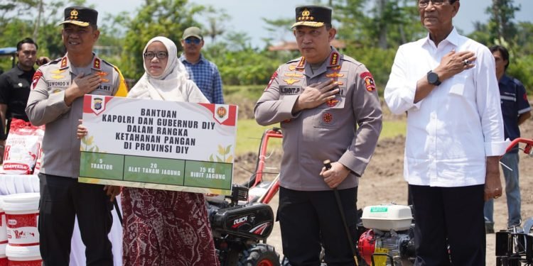 Kapolri dan Gubernur Yogyakarta Sri Sultan Hamengku Buwono X Menanam Jagung Bersama
