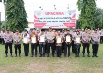 Kapolres Beri Penghargaan Personil Polri Dan Tokoh di Way Kanan Pada Upacara HKN