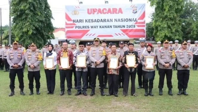 Kapolres Beri Penghargaan Personil Polri Dan Tokoh di Way Kanan Pada Upacara HKN