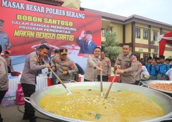 Kapolres Dan Bobon Gelar Masak Besar, Ribuan Murid SD Penuhi Mapolres Serang