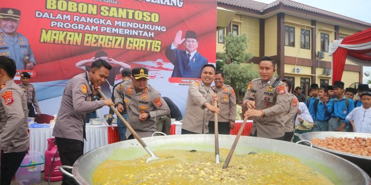 Kapolres Dan Bobon Gelar Masak Besar, Ribuan Murid SD Penuhi Mapolres Serang
