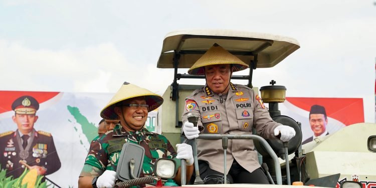Wujudkan Astacita, Irwasum Polri Pimpin Panen Jagung Serentak di Madiun