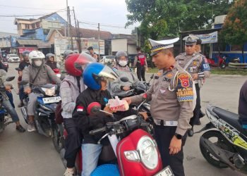 Polres Serang Bagikan Ratusan Takjil Kepada Masyarakat