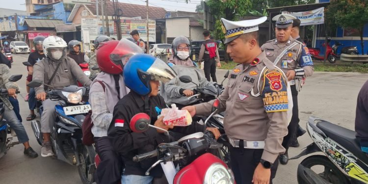 Polres Serang Bagikan Ratusan Takjil Kepada Masyarakat