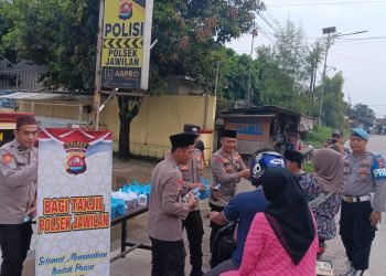 Ramadhan Berbagi,Polsek Jawilan Bagikan Takjil Pada Pengguna Jalan