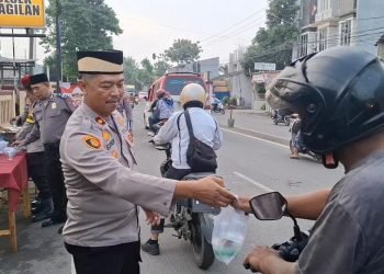 Indahnya Berbagi Saat Bulan Ramadhan,Polsek Kragilan Bagi Bagi Takjil