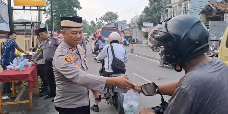 Indahnya Berbagi Saat Bulan Ramadhan,Polsek Kragilan Bagi Bagi Takjil