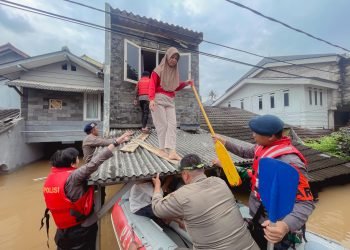Kapolsek Pesanggrahan Evakuasi Warga Yang Terjebak Banjir