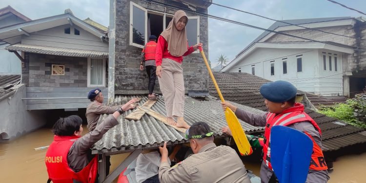 Kapolsek Pesanggrahan Evakuasi Warga Yang Terjebak Banjir