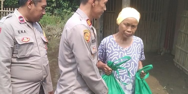 Polsek Cikande Salurkan Bantuan Sosial untuk Warga Terdampak Banjir di Desa Songgom Jaya