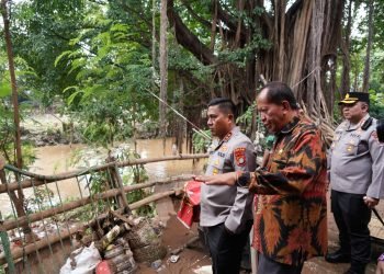 Kapolda Metro Jaya Tinjau Pengungsian Warga Terdampak Banjir di Pancoran