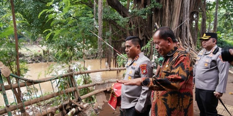 Kapolda Metro Jaya Tinjau Pengungsian Warga Terdampak Banjir di Pancoran