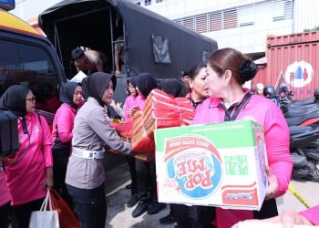 Yayasan Kemala Bhayangkari & Polres Metro Bekasi Kota Ulurkan Bantuan Korban Banjir di Bekasi