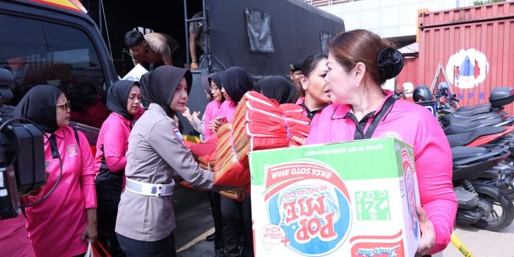 Yayasan Kemala Bhayangkari & Polres Metro Bekasi Kota Ulurkan Bantuan Korban Banjir di Bekasi