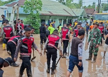 Polda Banten Bersihkan Material Longsor Yang Tutupi Akses Jalan di Padarincang