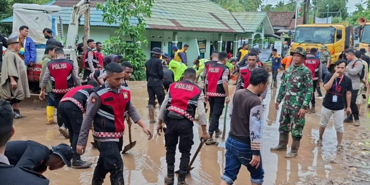 Polda Banten Bersihkan Material Longsor Yang Tutupi Akses Jalan di Padarincang
