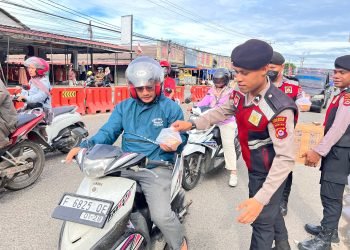 Indahnya Berbagi Saat Bulan Ramadhan,Personel Satsamapta Polres Serang Bagi Bagi Takjil