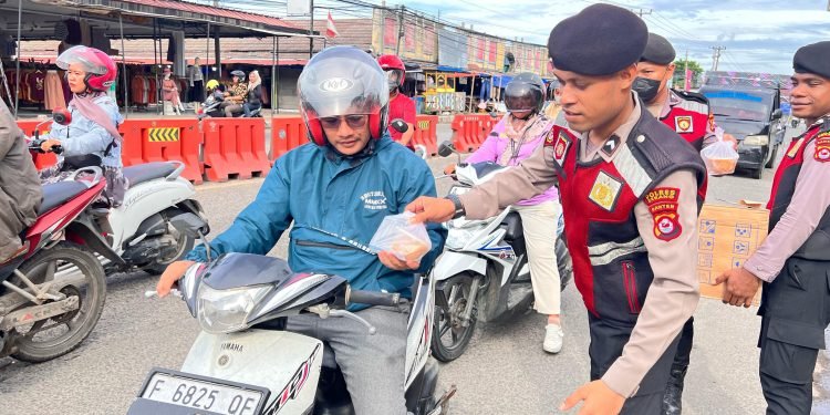 Indahnya Berbagi Saat Bulan Ramadhan,Personel Satsamapta Polres Serang Bagi Bagi Takjil