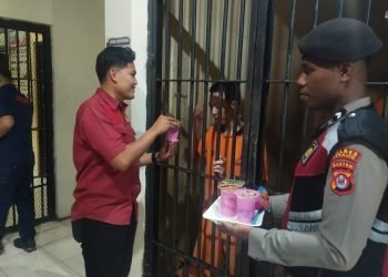 Polres Serang Bagikan Takjil Kepada Penghuni Rumah Tahanan Polres Serang