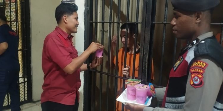 Polres Serang Bagikan Takjil Kepada Penghuni Rumah Tahanan Polres Serang