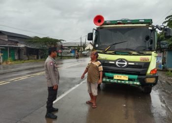 Penertiban Parkir Liar Tidak Pada Tempatnya, Personil Polsek Jawilan Tegur Para Sopir 