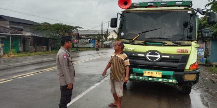Penertiban Parkir Liar Tidak Pada Tempatnya, Personil Polsek Jawilan Tegur Para Sopir 