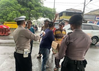 Personel Satsamapta Dan Satlantas Polres Serang Bagi Bagi Takjil Kepada Pengguna Jalan