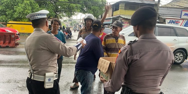 Personel Satsamapta Dan Satlantas Polres Serang Bagi Bagi Takjil Kepada Pengguna Jalan