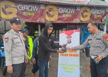 Meski Diguyur Hujan, Personil Polsek Cikande Tetap Semangat Menebarkan Kebaikan di Bulan Ramadhan