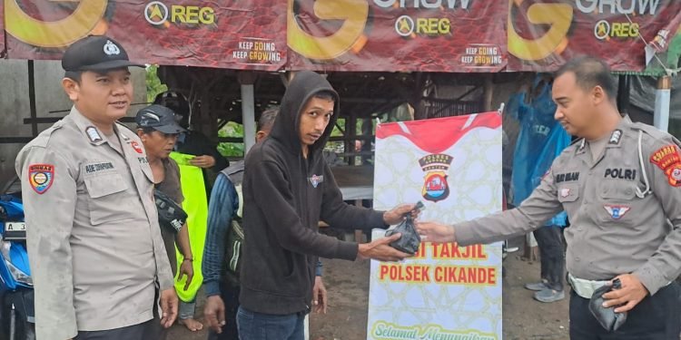 Meski Diguyur Hujan, Personil Polsek Cikande Tetap Semangat Menebarkan Kebaikan di Bulan Ramadhan