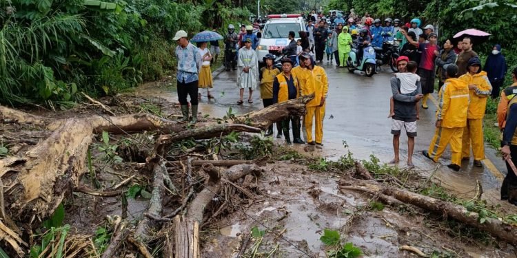 Bencana Banjir dan Longsor, Pemprov Banten Kerahkan Petugas dan Salurkan Bantuan