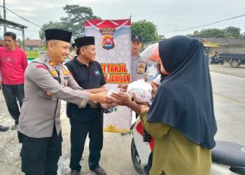 Kapolsek Jawilan Bersama HPJ Bagikan Takjil dan Nasi Kotak Untuk Masyarakat di Depan SPBU Harendong