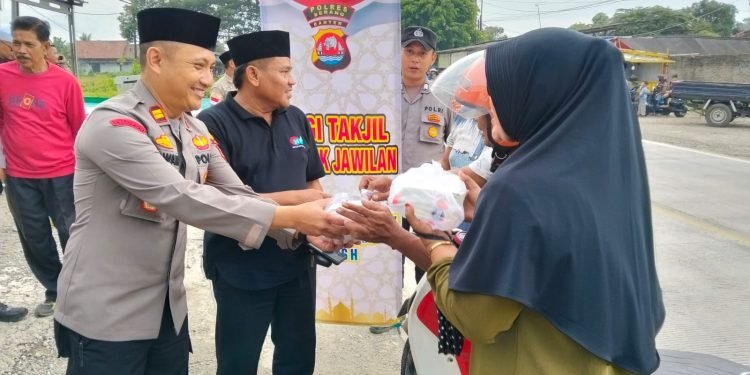 Kapolsek Jawilan Bersama HPJ Bagikan Takjil dan Nasi Kotak Untuk Masyarakat di Depan SPBU Harendong
