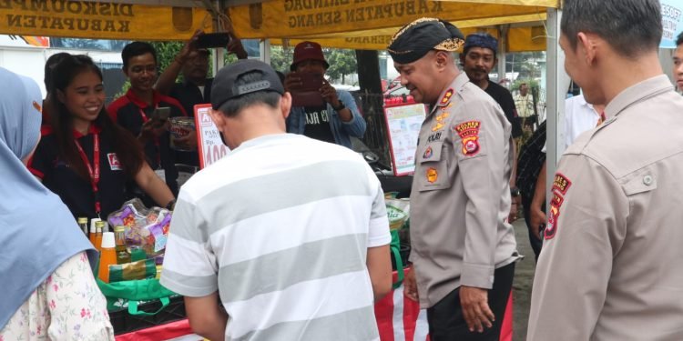 Kapolres Serang Meninjau Pelaksanaan Bazar Murah Ramadhan Polres Serang 