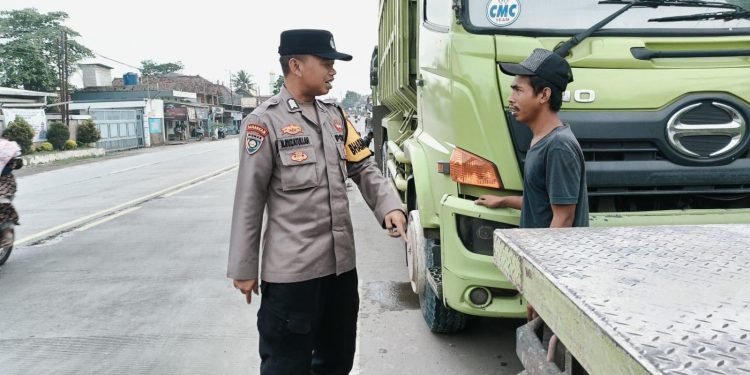 Cegah Kecelakaan, Polisi Tertibkan Truk Parkir Sembarangan di Jawilan