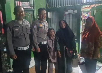 Polisi Bantu Ibu dan Anak Kehabisan Tiket Bus Mudik