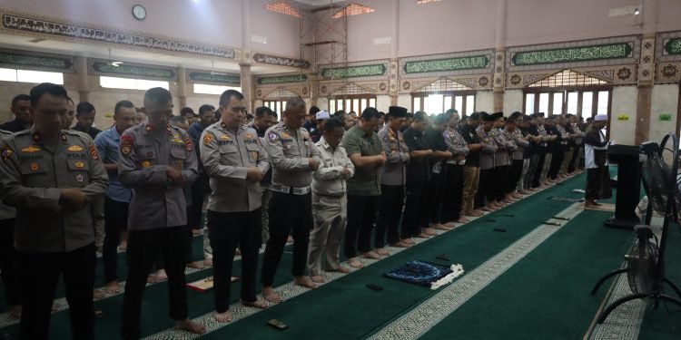 Polda Banten Salat Ghaib untuk Personel Gugur di Way Kanan